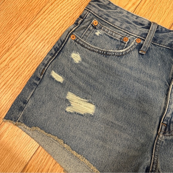 Madewell Relaxed Mid Rise Denim Shorts in Renfield Wash: Destructed Edition - Picture 6 of 6